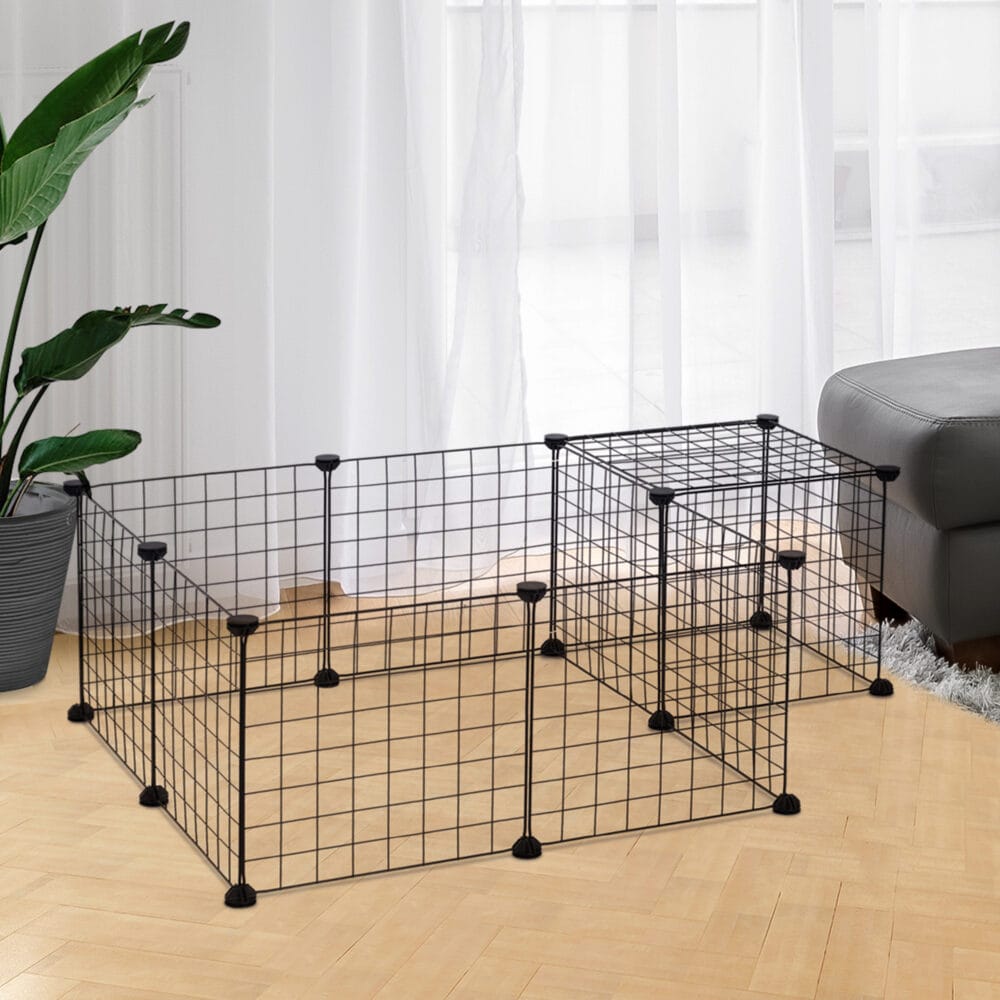 Schwarzes Freilaufgehege aus Metallgitter.