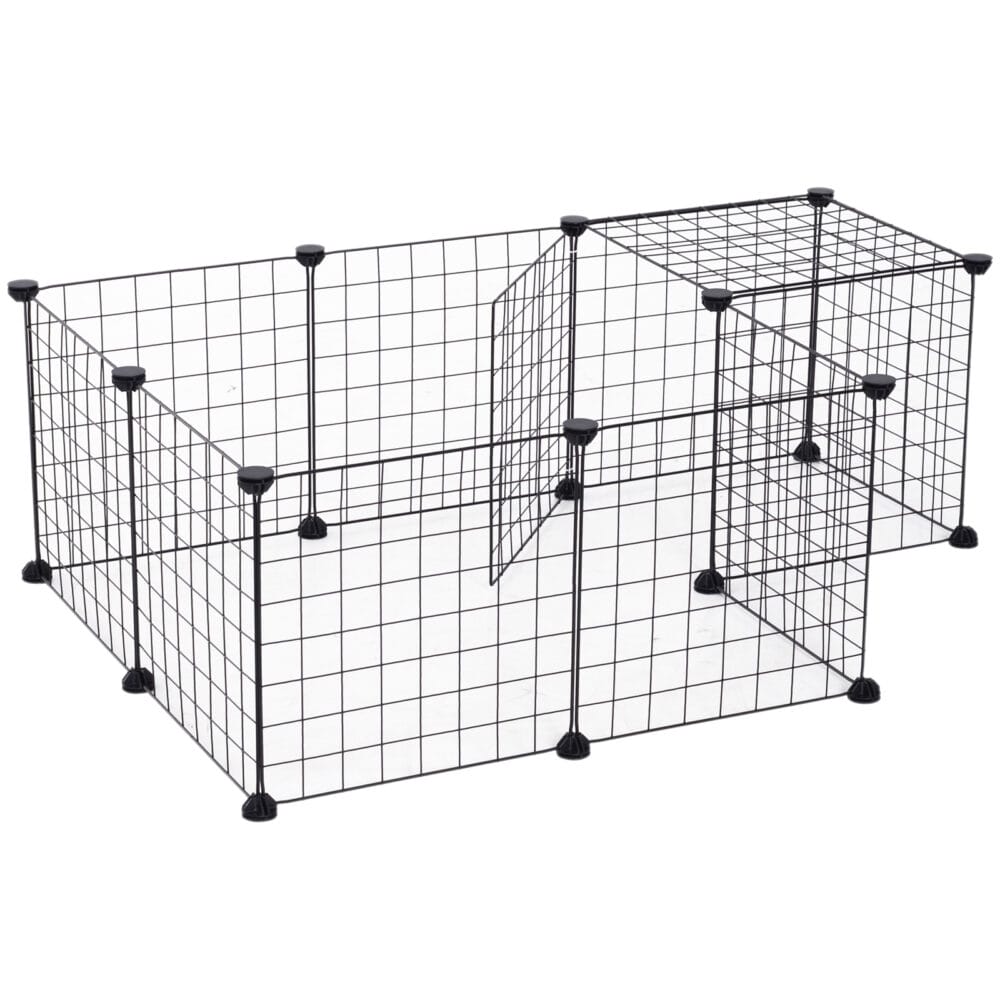 Schwarzes Freilaufgehege aus Metallgitter.