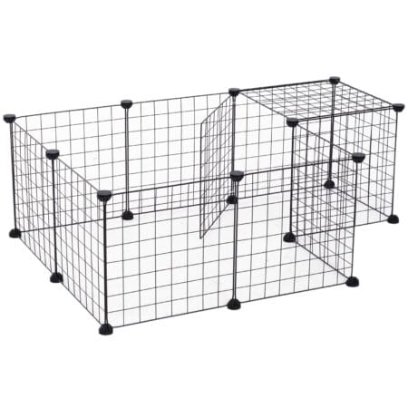Schwarzes Freilaufgehege aus Metallgitter.
