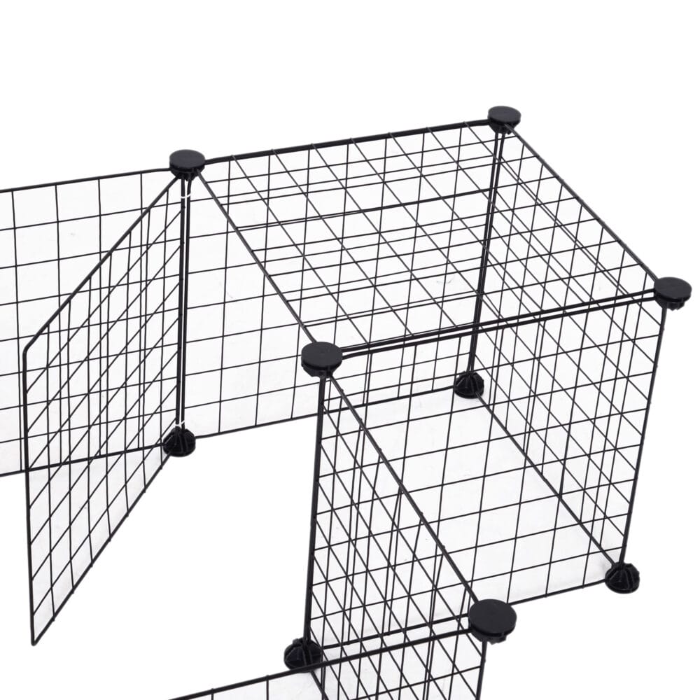 Schwarzes Freilaufgehege aus Metallgitter.