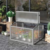 Kompaktes hellgraues Frühbeet aus Holz und Polycarbonat, ideal für kleine Gärten und die Anzucht von Setzlingen.