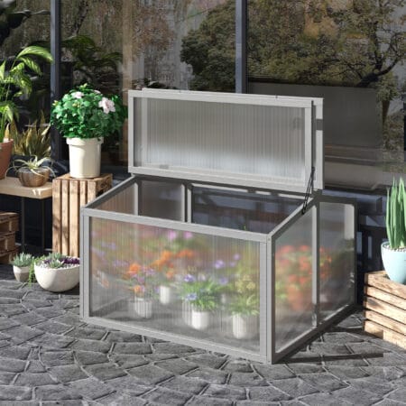 Kompaktes hellgraues Frühbeet aus Holz und Polycarbonat, ideal für kleine Gärten und die Anzucht von Setzlingen.