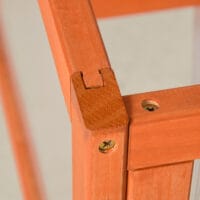 Wetterfestes oranges Frühbeet aus Holz und Polycarbonat, schützt Pflanzen vor Witterungseinflüssen und fördert das Wachstum.