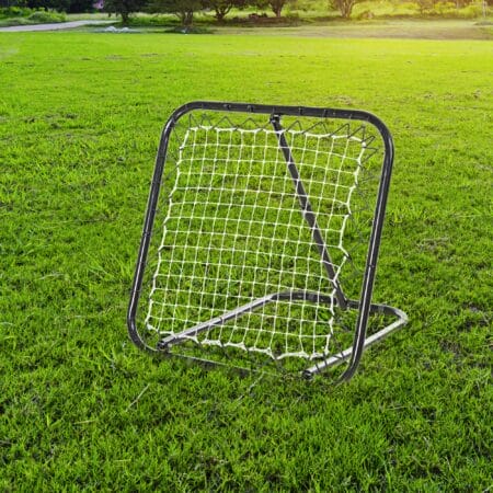 Schwarzer klappbarer Fussball Rebounder mit 5 einstellbaren Stufen, ermöglicht abwechslungsreiches und effektives Training.
