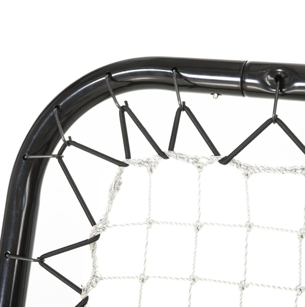 Schwarzer klappbarer Fussball Rebounder mit 5 einstellbaren Stufen, ermöglicht abwechslungsreiches und effektives Training.