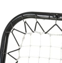 Schwarzer klappbarer Fussball Rebounder mit 5 einstellbaren Stufen, ermöglicht abwechslungsreiches und effektives Training.