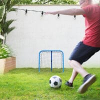 Blauer klappbarer Fussball Rebounder, vielseitig einsetzbar auch für Baseball, 63x63cm gross, ideal für flexible Trainingseinheiten.