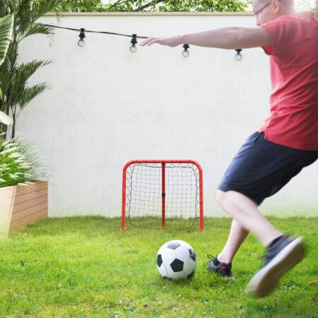 Roter klappbarer Fussball Rebounder, auch für Baseball geeignet, 63x63cm gross, bietet vielseitige Trainingsmöglichkeiten.