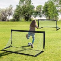 Schwarzes 2er-Set faltbarer Fussballtore aus robustem Stahl, perfekt für Training und Spiel im Garten oder auf dem Sportplatz.