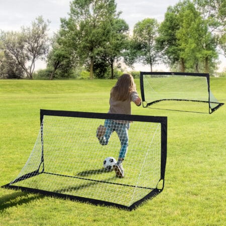 Schwarzes 2er-Set faltbarer Fussballtore aus robustem Stahl, perfekt für Training und Spiel im Garten oder auf dem Sportplatz.
