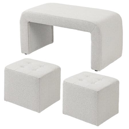 Ein 3-teiliger Fusshocker und Polsterhocker in Weiss.