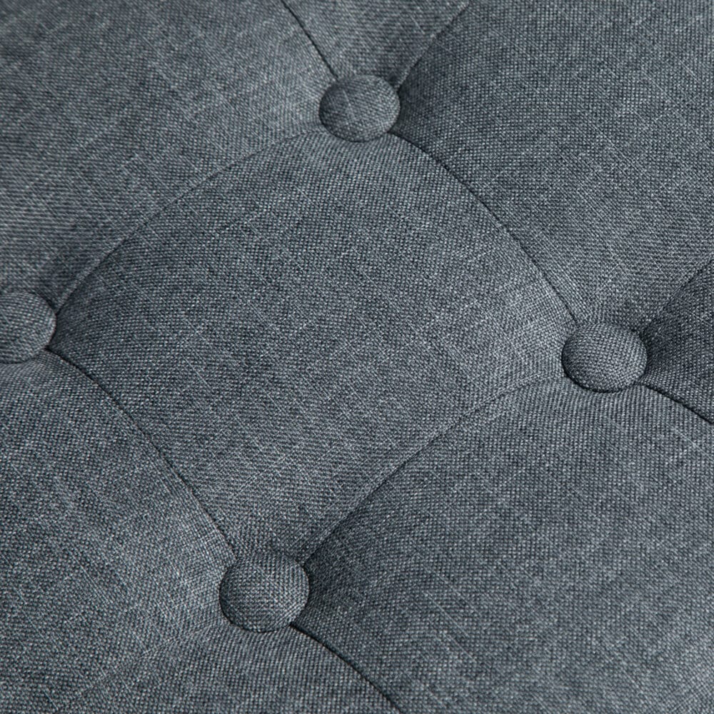 Ein grauer, quadratischer Fusshocker in Leinenoptik, Maße 35x35x35cm.