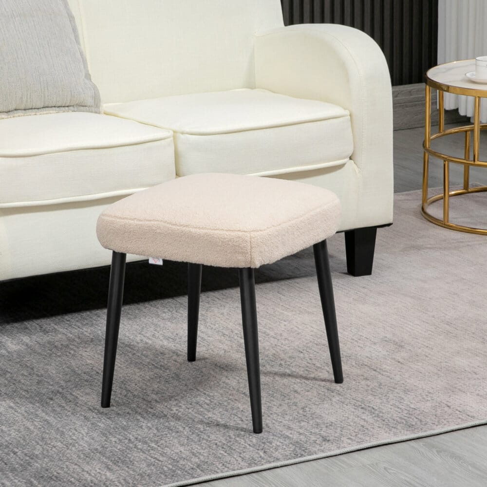 Ein quadratischer Fusshocker in Beige mit Kaschmir-Optik.