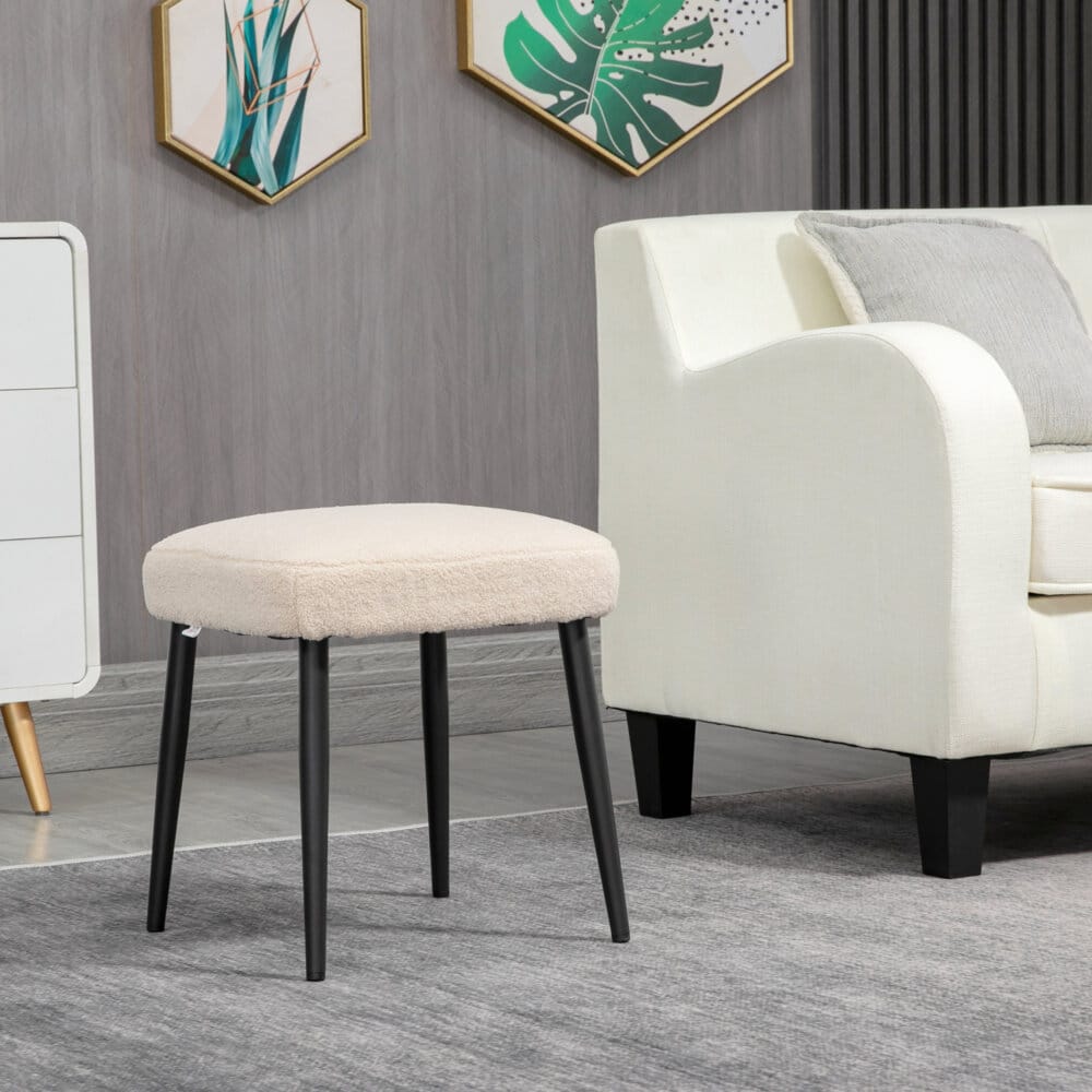 Ein quadratischer Fusshocker in Beige mit Kaschmir-Optik.