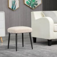 Ein quadratischer Fusshocker in Beige mit Kaschmir-Optik.