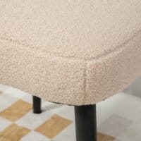 Ein quadratischer Fusshocker in Beige mit Kaschmir-Optik.