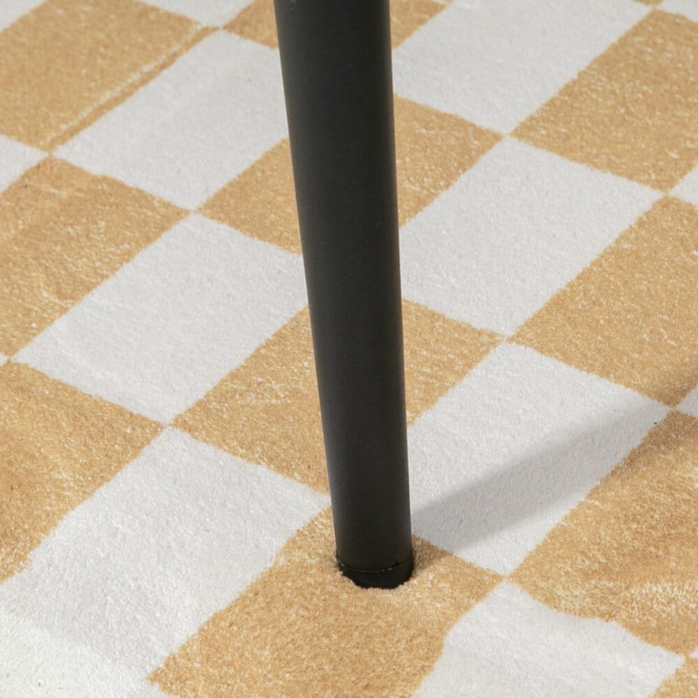 Ein quadratischer Fusshocker in Beige mit Kaschmir-Optik.