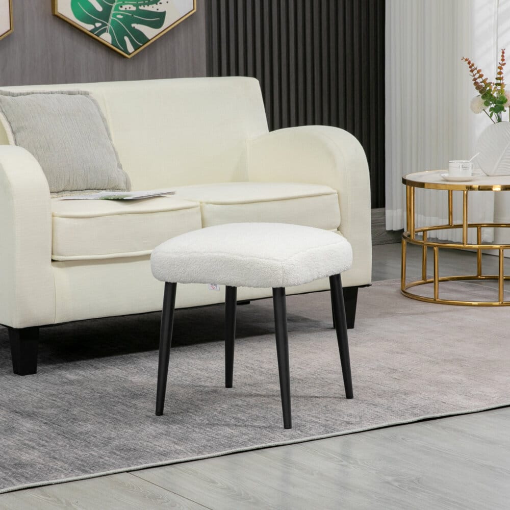 Ein quadratischer Fusshocker in Creme mit Kaschmir-Optik.