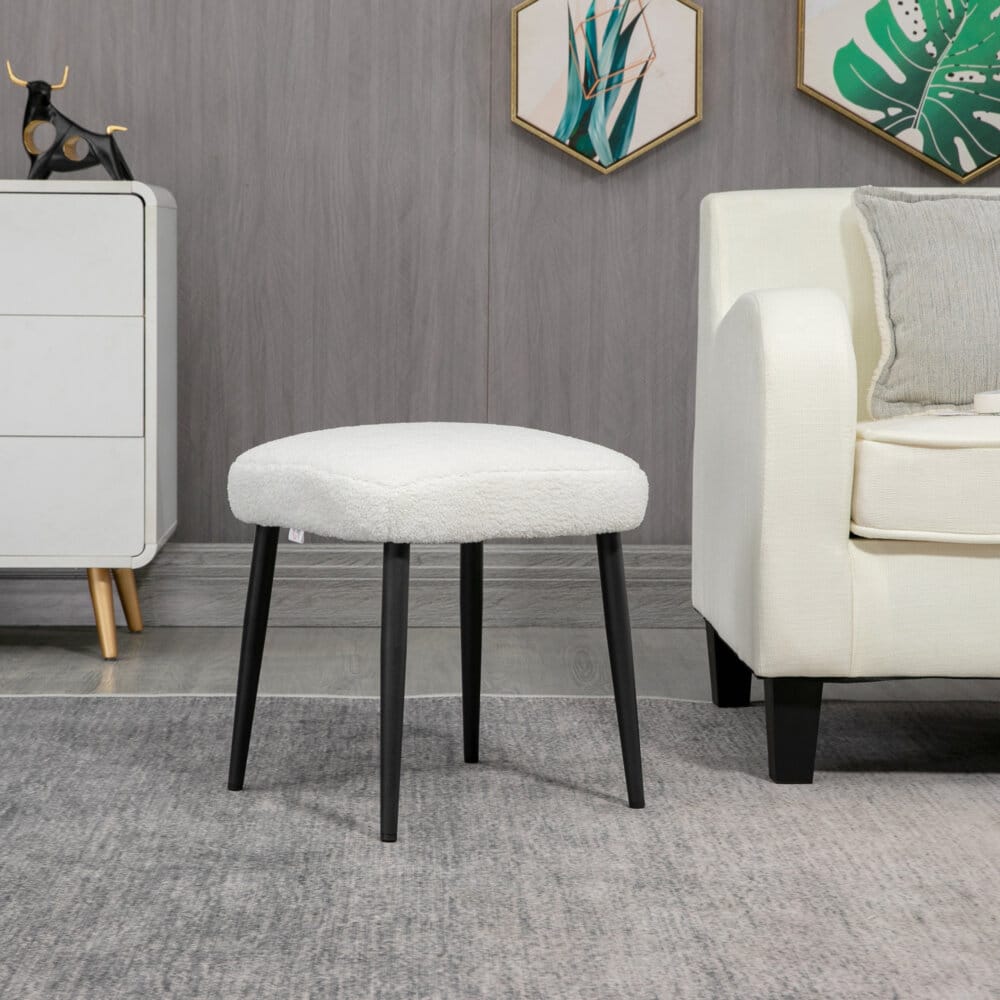 Ein quadratischer Fusshocker in Creme mit Kaschmir-Optik.