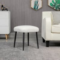 Ein quadratischer Fusshocker in Creme mit Kaschmir-Optik.