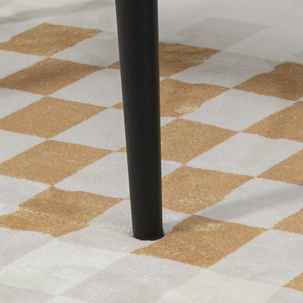 Ein quadratischer Fusshocker in Creme mit Kaschmir-Optik.