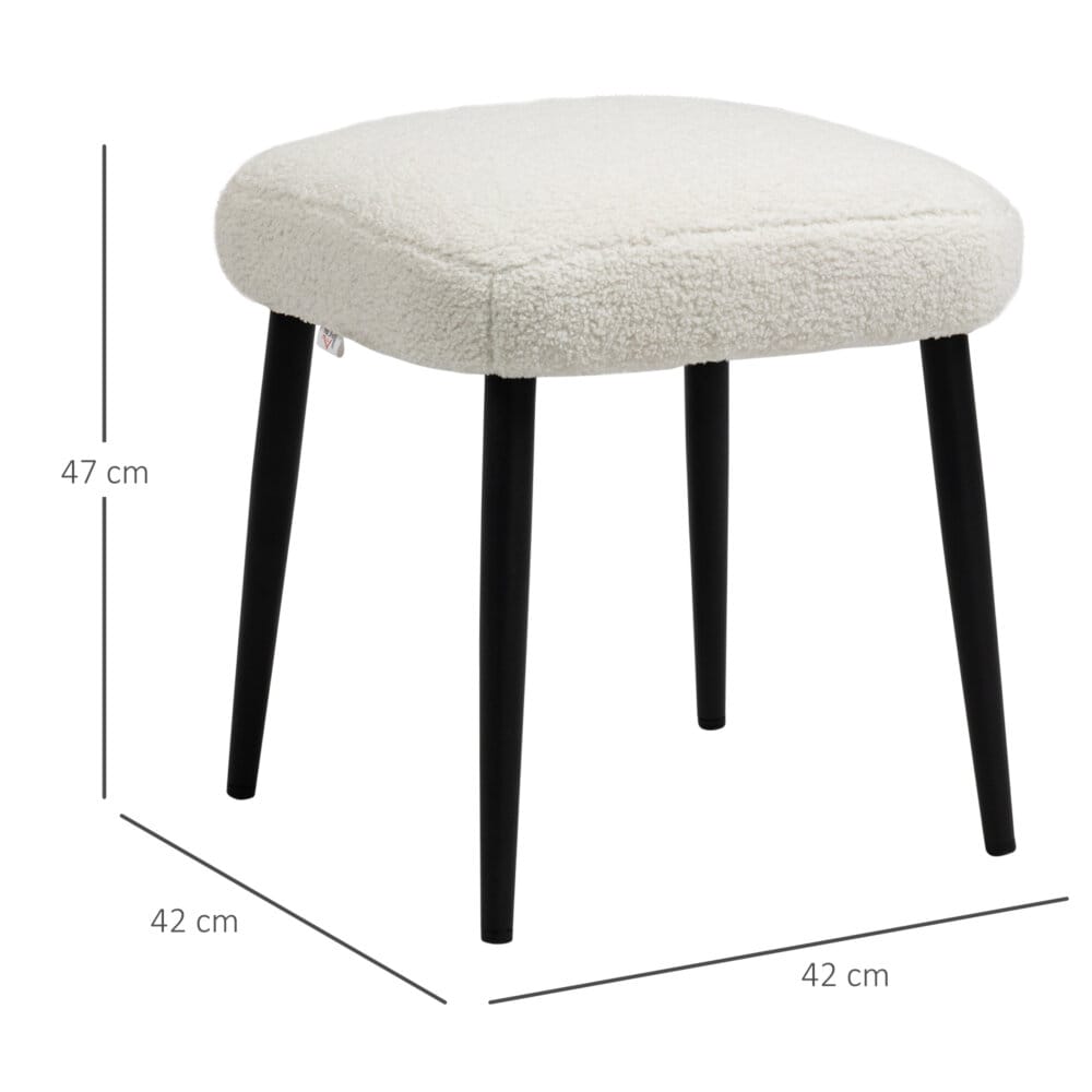 Ein quadratischer Fusshocker in Creme mit Kaschmir-Optik.