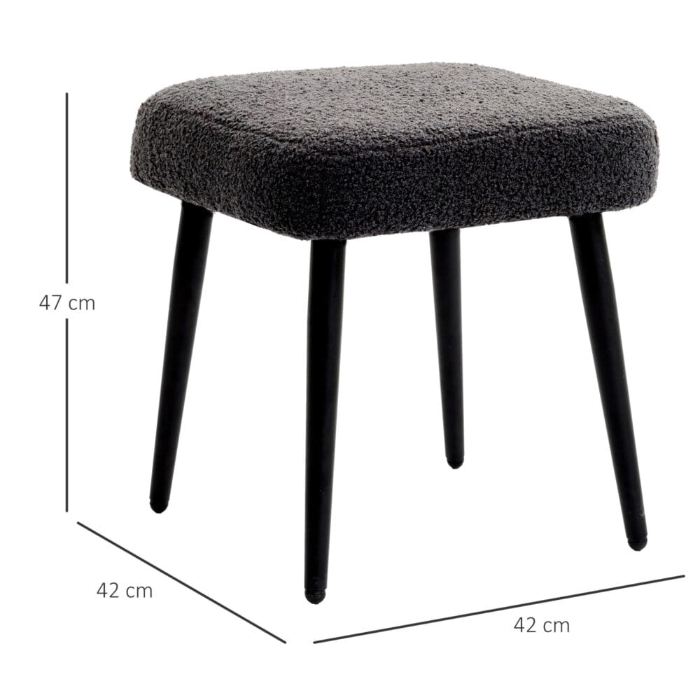 Ein dunkelgrauer, quadratischer Fusshocker in Kaschmir-Optik mit Stahlbeinen.
