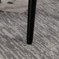 Ein hellblauer, quadratischer Fusshocker in Kaschmir-Optik mit Stahlbeinen.