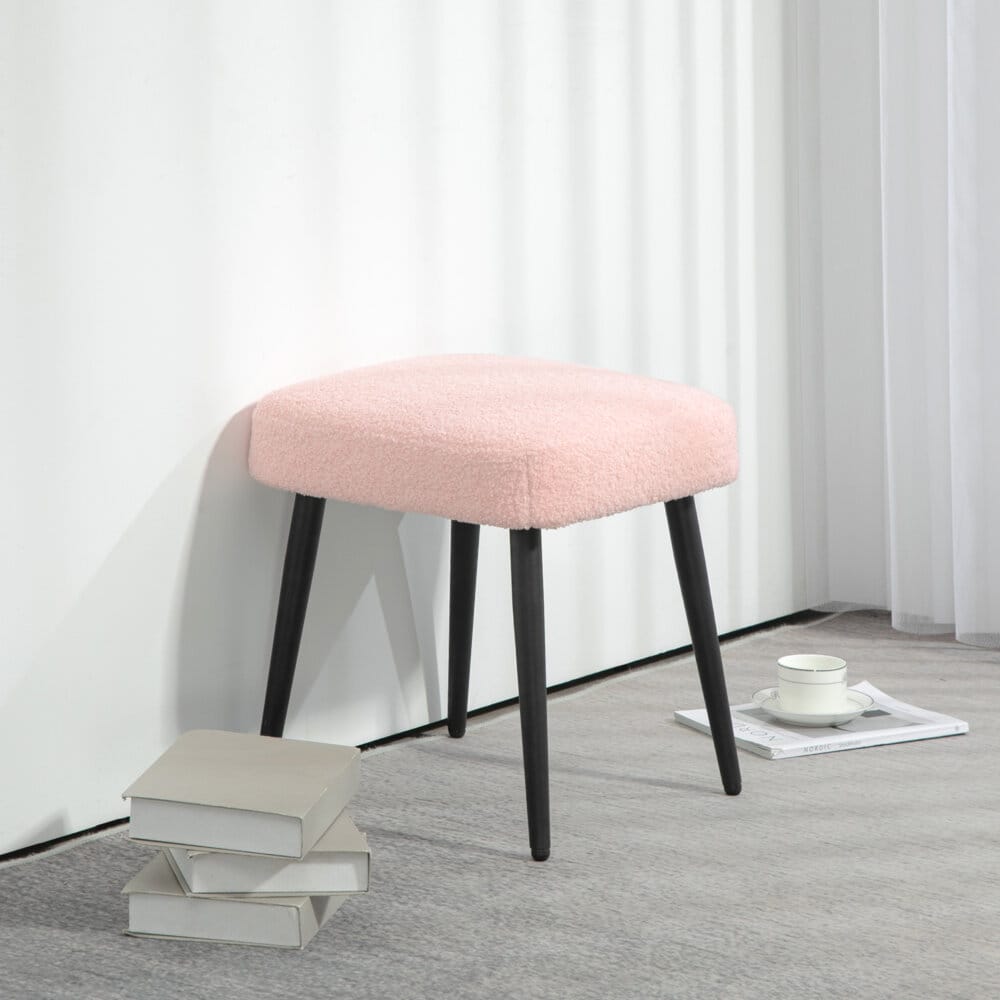 Ein rosa, quadratischer Fusshocker in Kaschmir-Optik mit Stahlbeinen.