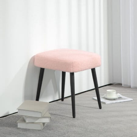 Ein rosa, quadratischer Fusshocker in Kaschmir-Optik mit Stahlbeinen.