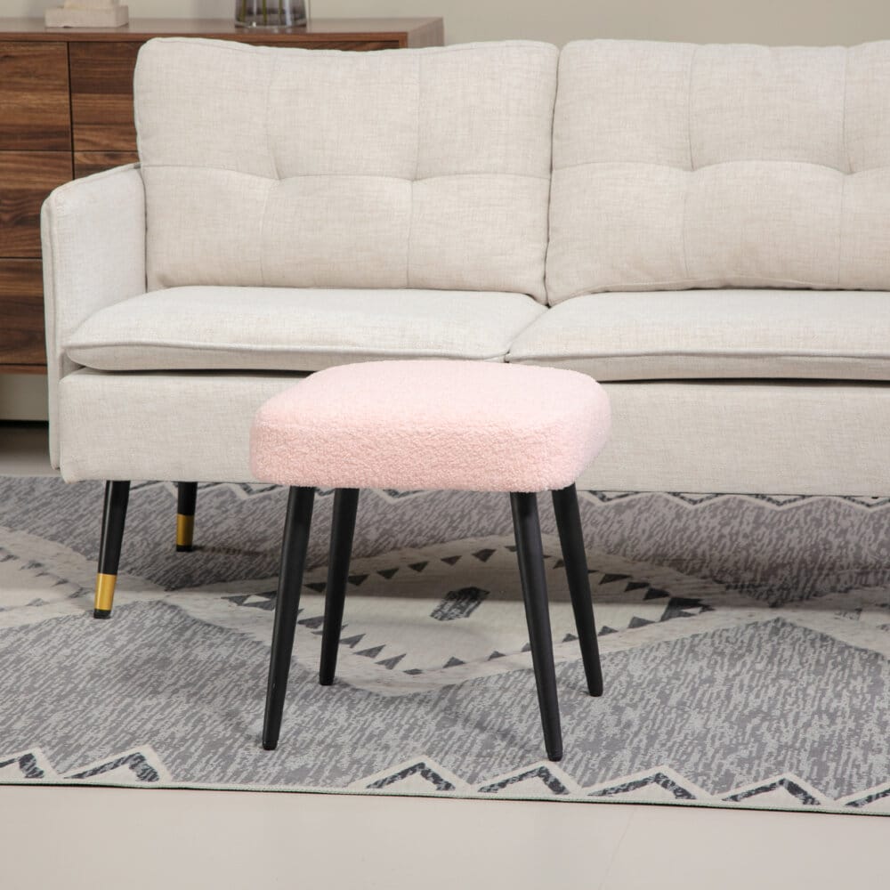 Ein rosa, quadratischer Fusshocker in Kaschmir-Optik mit Stahlbeinen.