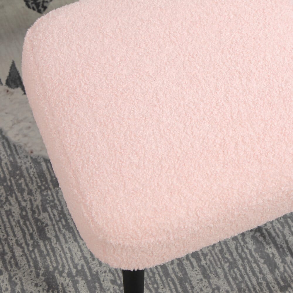 Ein rosa, quadratischer Fusshocker in Kaschmir-Optik mit Stahlbeinen.