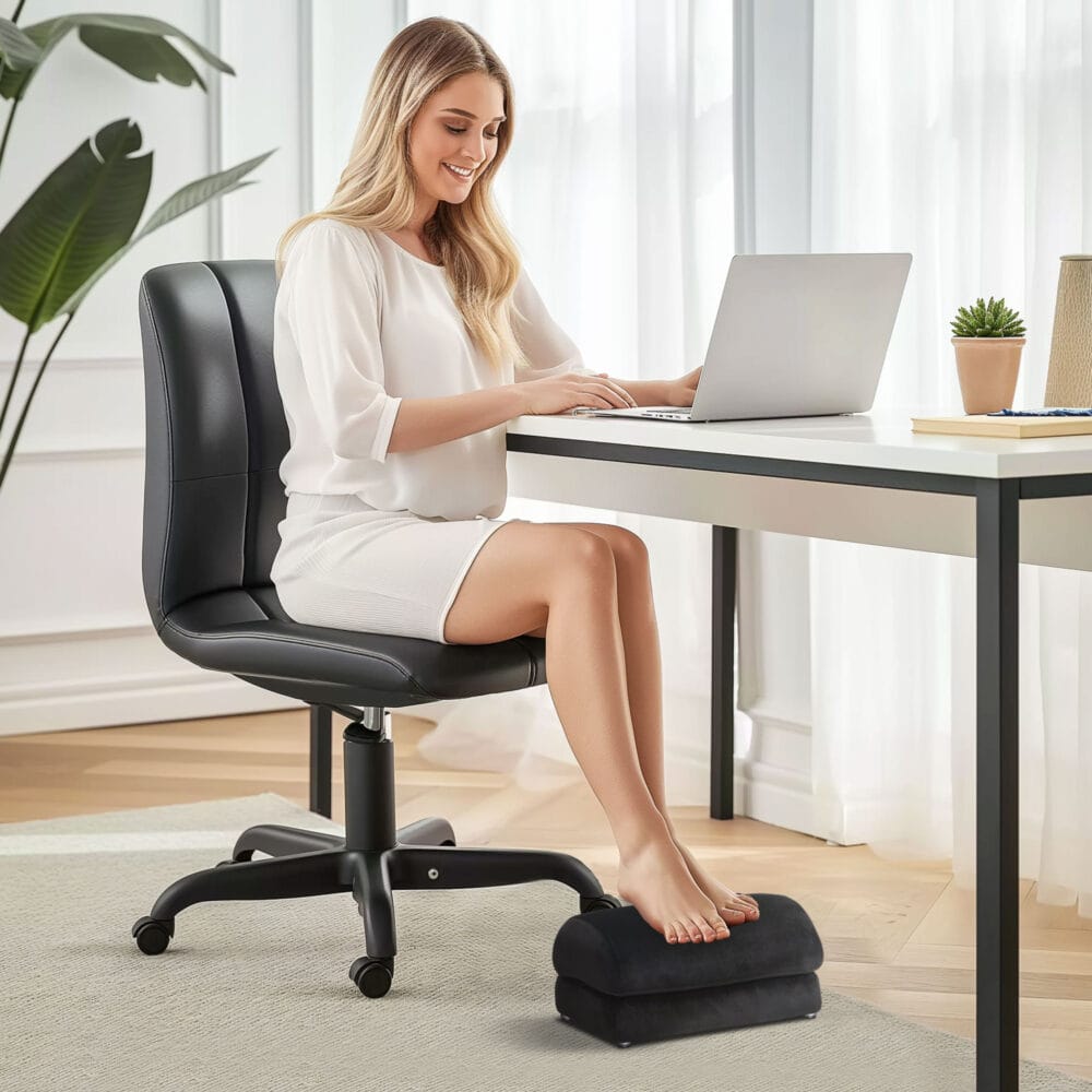 Fussstütze Anti-Rutsch ergonomisch Samtoptik Schwarz – Produktfoto zeigt modernes Design, hochwertige Materialien und funktionale Eigenschaften ideal für Wohn- oder Arbeitsbereiche. Perfekt als Einrichtungsinspiration oder zur Produktpräsentation in einem Onlineshop.