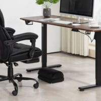 Fussstütze Anti-Rutsch ergonomisch Samtoptik Schwarz – Produktfoto zeigt modernes Design, hochwertige Materialien und funktionale Eigenschaften ideal für Wohn- oder Arbeitsbereiche. Perfekt als Einrichtungsinspiration oder zur Produktpräsentation in einem Onlineshop.