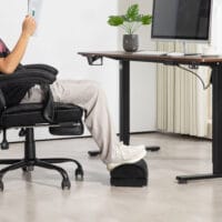 Fussstütze Anti-Rutsch ergonomisch Samtoptik Schwarz – Produktfoto zeigt modernes Design, hochwertige Materialien und funktionale Eigenschaften ideal für Wohn- oder Arbeitsbereiche. Perfekt als Einrichtungsinspiration oder zur Produktpräsentation in einem Onlineshop.
