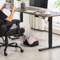 Fussstütze Anti-Rutsch ergonomisch Samtoptik Schwarz – Produktfoto zeigt modernes Design, hochwertige Materialien und funktionale Eigenschaften ideal für Wohn- oder Arbeitsbereiche. Perfekt als Einrichtungsinspiration oder zur Produktpräsentation in einem Onlineshop.