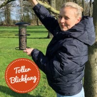 Vogelfutterspender Futtersilo EcoDrop aus Metall für Meisenknödel ohne Netz.