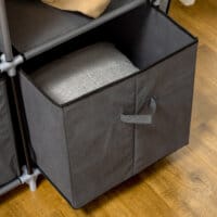 Eine dunkelgraue, faltbare Garderobe mit Reissverschluss, kompakt.