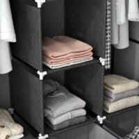 Eine dunkelgraue, faltbare Garderobe mit Reissverschluss, kompakt.