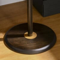 Ein Garderobenständer aus Metall in Walnuss-Optik mit 6 Haken.