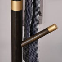 Ein Garderobenständer aus Metall in Walnuss-Optik mit 6 Haken.