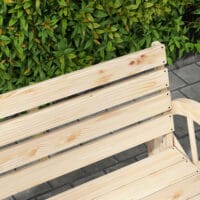 Naturfarbene 2-Sitzer Gartenbank im Landhausstil, belastbar bis 240kg.