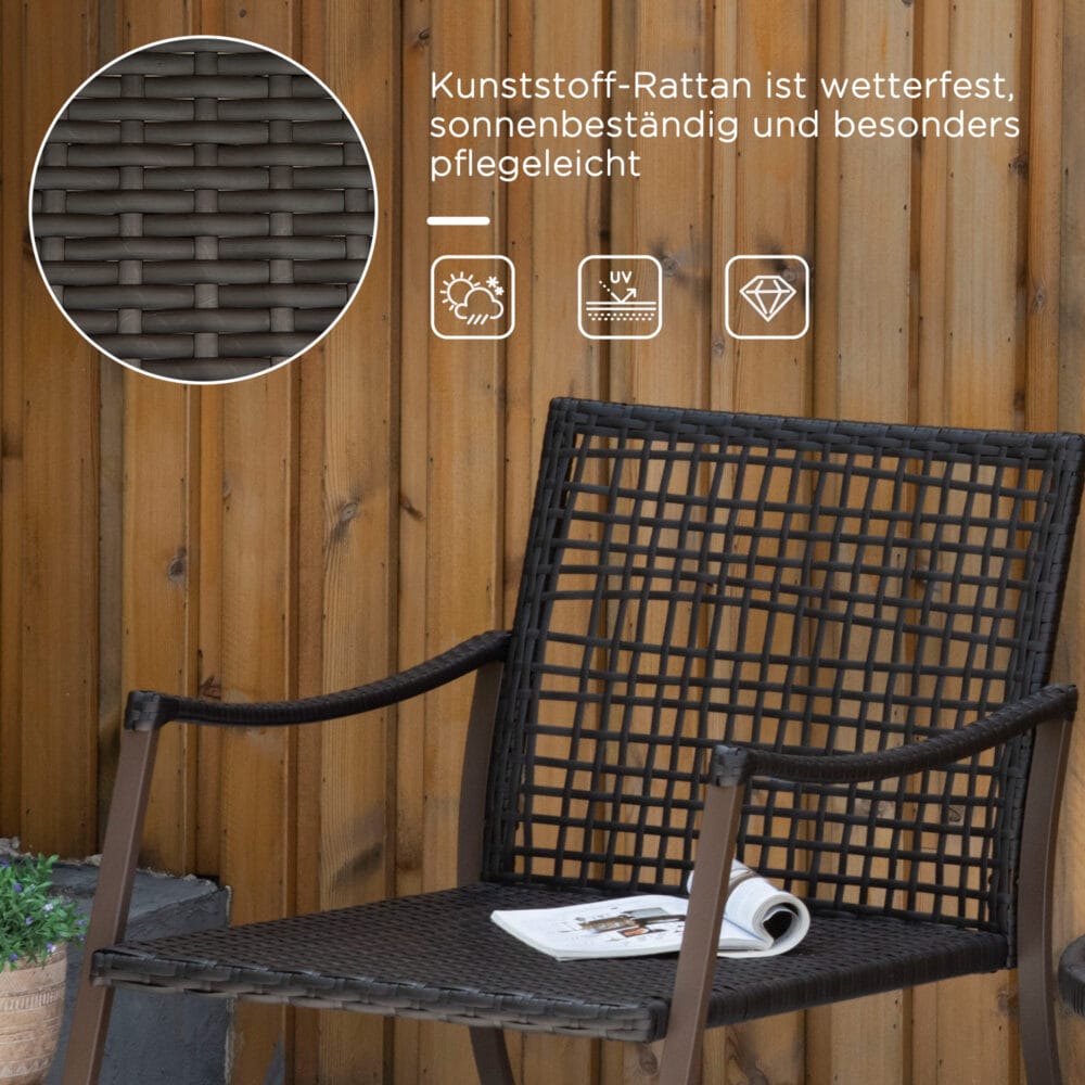 Gartenmöbel-Set für zwei Personen mit Schaukelstühlen.