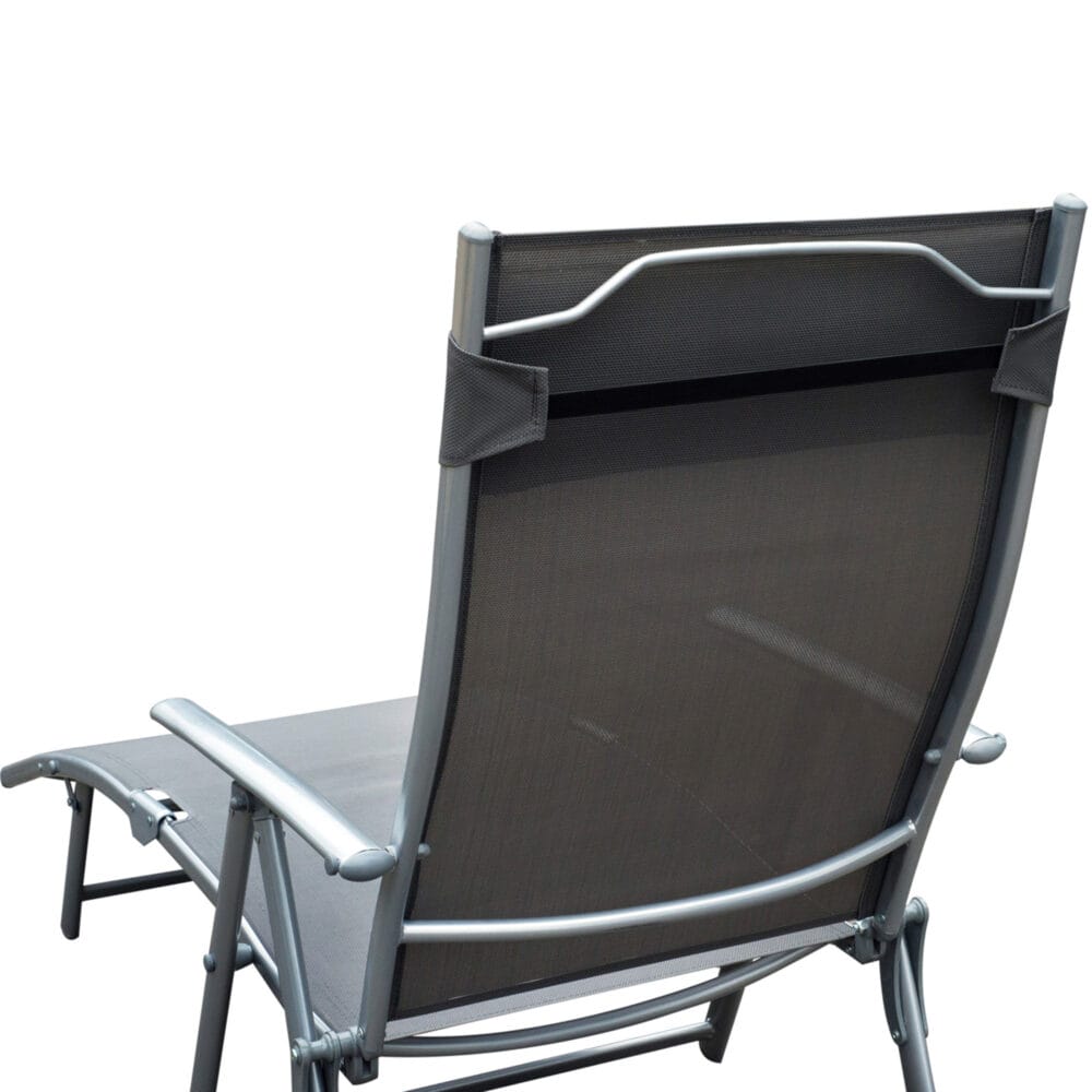 Graue, klappbare Gartenliege mit Kissen, Maße 137x635x1005cm.