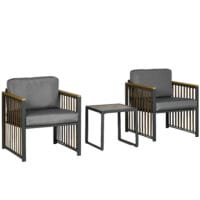 Dreiteiliges graues Gartenmöbel-Set mit Couchtisch und Kissen.