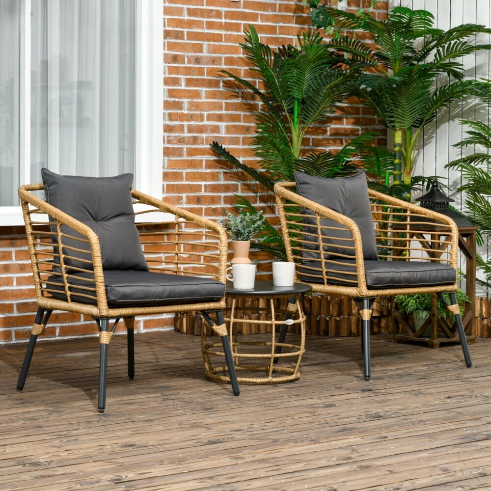 Modernes und gemütliches dreiteiliges Gartenmöbel-Set.