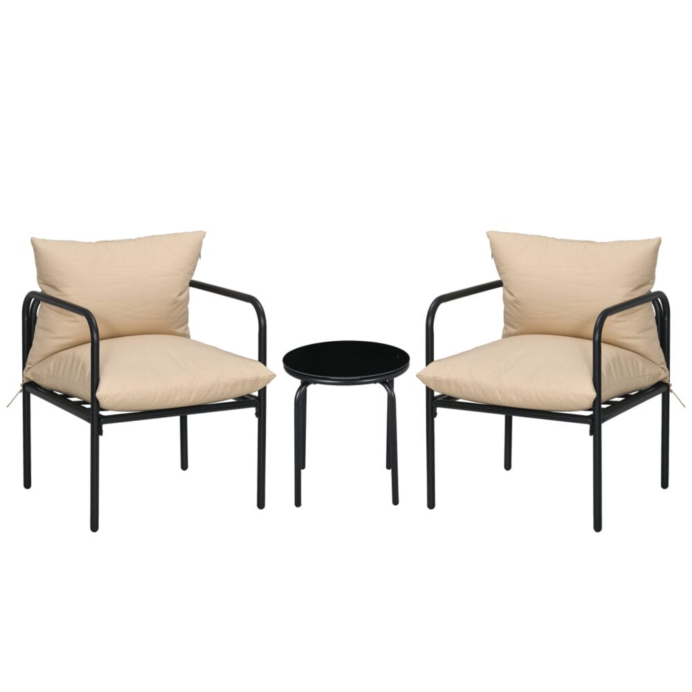 Dreiteiliges Gartenmöbel-Bistro-Set mit beigen Sitzkissen.