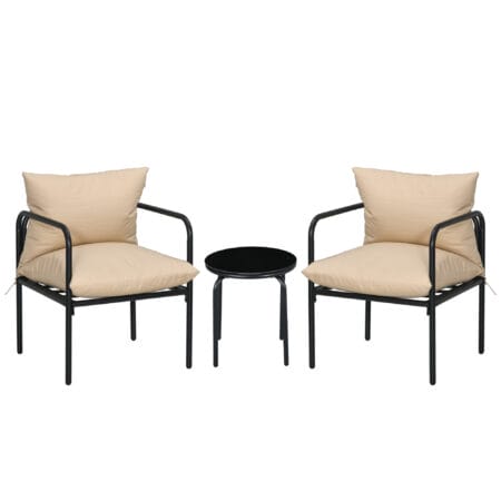 Dreiteiliges Gartenmöbel-Bistro-Set mit beigen Sitzkissen.