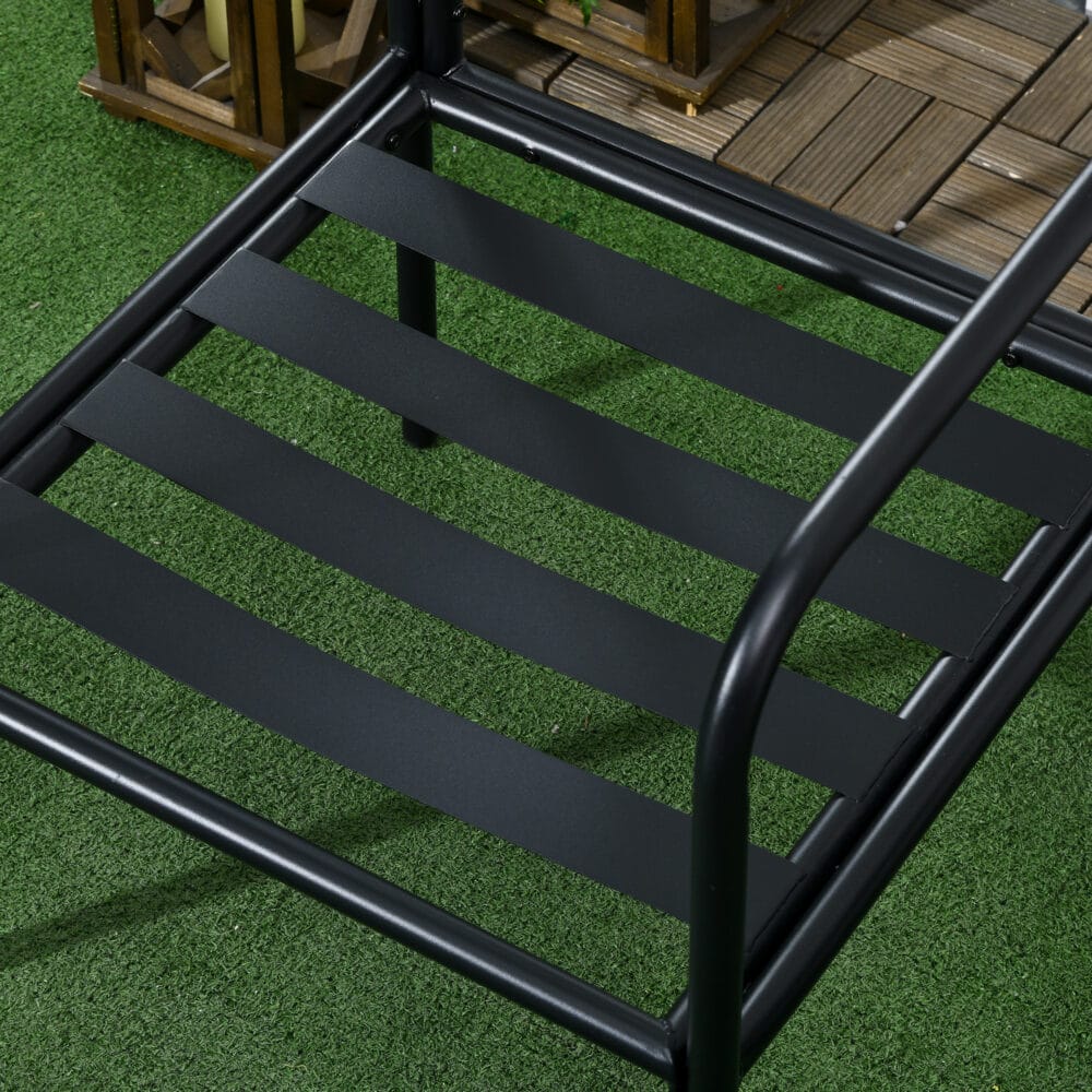 Dreiteiliges Gartenmöbel-Bistro-Set mit beigen Sitzkissen.