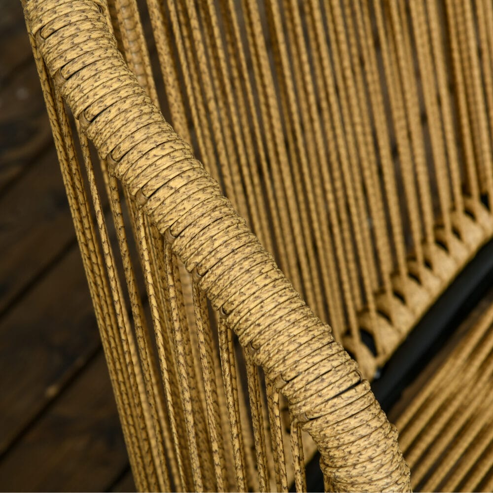 Dreiteilige Rattan-Sitzgruppe in Grün für den Garten.